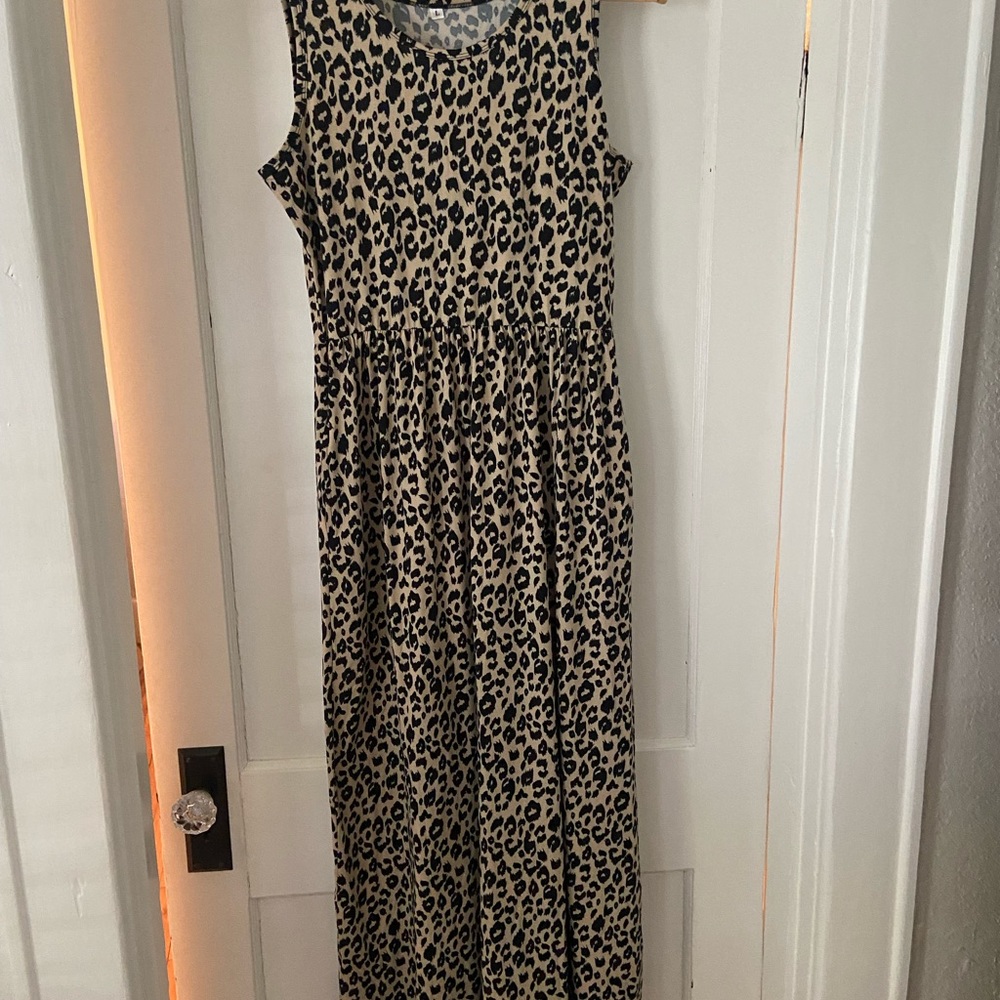 Cute leopard print dress!